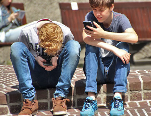 Mladí ľudia zbierajú do mobilných telefónov pornografiu, ako sa v minulosti zbierali futbalové nálepky