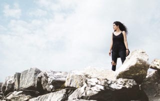 Lügen. Frau auf Felsen.