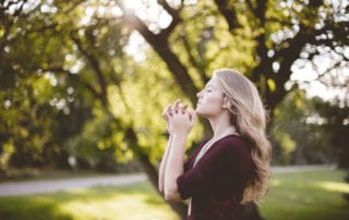 versöhnung. Frau betet