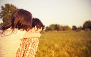 Vertrauen. Mann nimmt Frau Huckepack