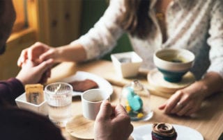 Verständnis. Mann und Frau frühstücken.