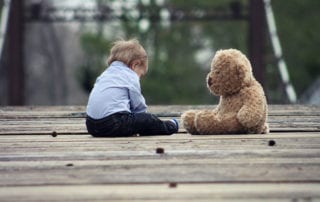 Kinder werden zu Tätern. Bub mit Teddybär