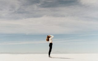 Rückfällig. Frau am Strand