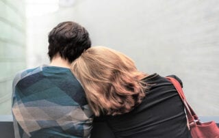 Sucht sucht Liebe. Rückenansicht von zwei Personen