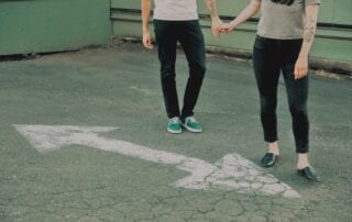 Unterschiede. Paar hält sich an der Hand