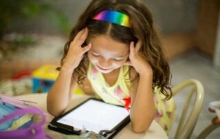 richtig begleiten. Mädchen liest auf Tablet