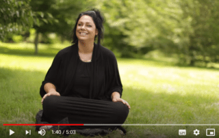 Leben. Jessica sitzt auf einer Wiese