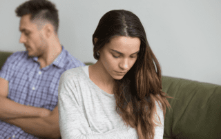 Kontrolle. Paar im Streit auf dem Sofa