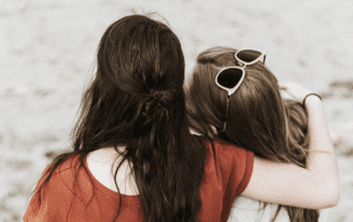 Unterstützung. Zwei Frauen umarmen sich.