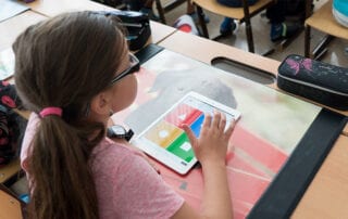 Schutzfilter. Mädchen mit Tablet