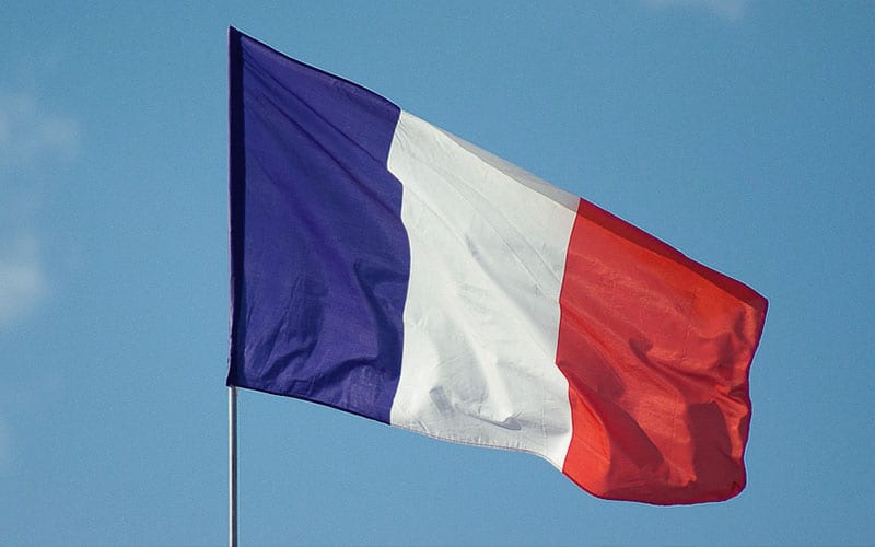 Zugänglichkeit von Pornografie: Französische Flagge vor Himmel