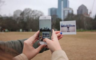 Viele Kinder und Jugendliche chatten, posten und liken von früh bis in die Nacht, sie werden WhatsApp süchtig oder verlieren sich in Instagram & Co..
