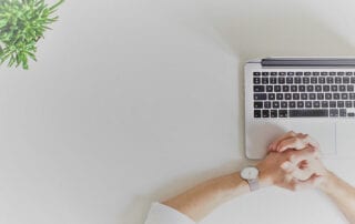 Arbeitsmoral. Hände liegen auf Laptop