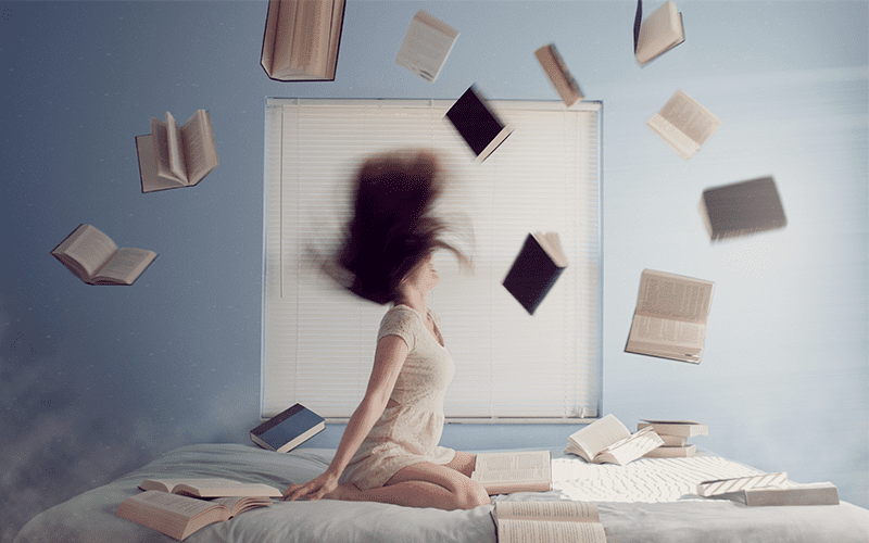 Fakten. Frau mit Büchern auf Bett