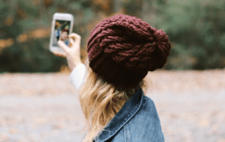 Influencer. Person macht Selfie