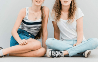 Pornowelt. Zwei Mädchen sitzen am Boden