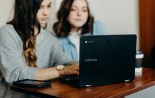 ORF. Zwei Mädchen am Laptop