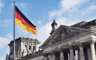 Gerichtsurteil. Deutschland Flagge vor dem Reichstag