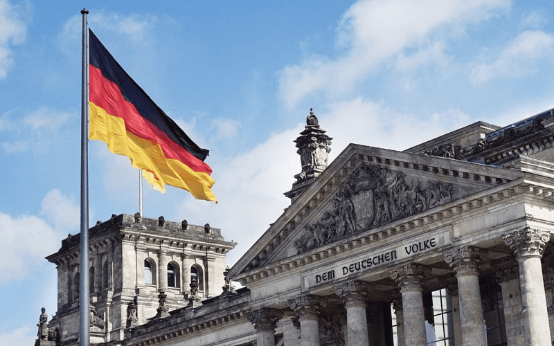 Gerichtsurteil. Deutschland Flagge vor dem Reichstag