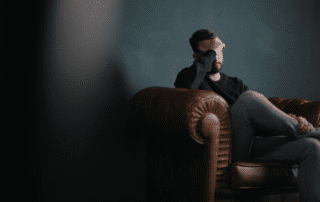 psychische Störung. Mann auf Couch
