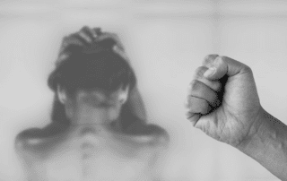 Gewalt. Faust gegen Frau