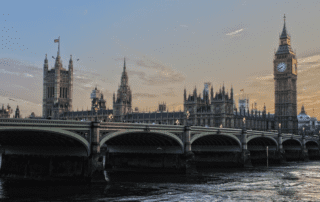 Großbritannien. Brücke vor Parlament in London.
