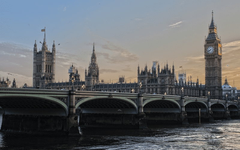 Großbritannien. Brücke vor Parlament in London.