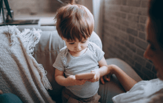 Entwicklungsstörungen bei Kleinkindern. Kleinkind mit Smartphone